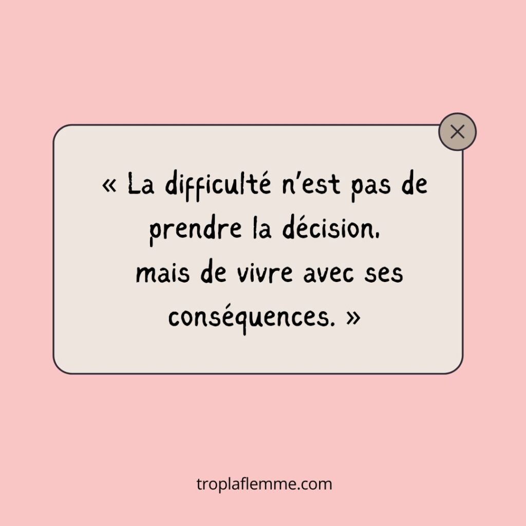 citation « La difficulté n’est pas de prendre la décision, mais de vivre avec ses conséquences. » sur fond rose clair pour article flemme decisionnelle